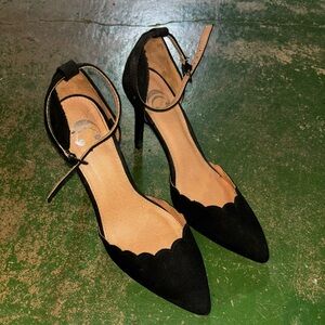 Pointed, scalloped, black heels